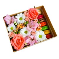 Цветы в коробке и сладости